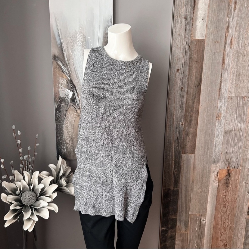 Dynamite Size medium grey sleeveless Sweater